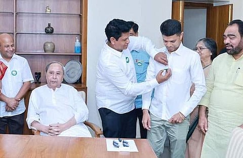 പാണ്ഡ്യന് ബിജെഡി അം​ഗത്വം നൽകുന്നു, മുഖ്യമന്ത്രി പട്നായിക് സമീപം/ ഫെയ്സ്ബുക്ക്