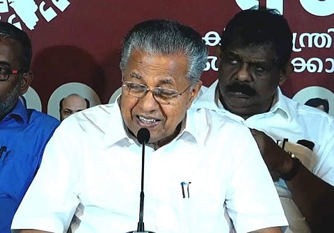 പിണറായി വിജയന്‍ മാധ്യമങ്ങളെ കാണുന്നു