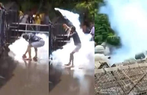 പൊലീസുകാർക്ക് നേരെ ടിയർ ​ഗാസ് എറിയുന്നു/ ടെലിവിഷൻ ദൃശ്യം
