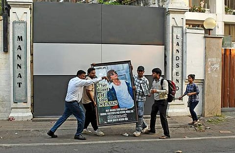 ഷാരുഖ് ഖാനെ കാണാനായി അദ്ദേഹത്തിന്റെ വീടായ മന്നത്ത് എത്തിയ ആരാധകർ/ ചിത്രം: എഎൻഐ