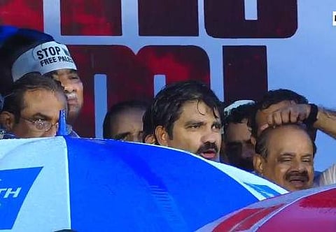 പലസ്തീന്‍ റാലിയില്‍ ആര്യാടന്‍ ഷൗക്കത്ത് സംസാരിക്കുന്നു/ ഫെയ്‌സ്ബുക്ക്‌