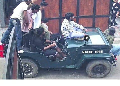 ഓപ്പണ്‍ ജീപ്പുമായി റെയ്‌സിങ് നടത്തിയ വിദ്യാര്‍ഥികള്‍
