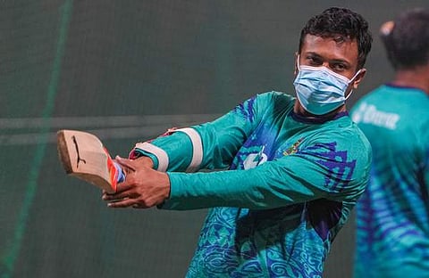 മാസ്ക് ധരിച്ച് പരിശീലനം നടത്തുന്ന ബം​ഗ്ലാ​ദേശ് ക്യാപ്റ്റൻ ഷാകിബ് അൽ ഹസൻ/ പിടിഐ