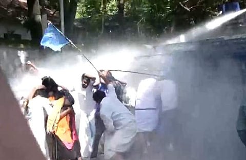 കെഎസ് യു പ്രവര്‍ത്തകര്‍ക്ക് നേരെ പൊലീസ് ജലപീരങ്കി പ്രയോഗിച്ചപ്പോള്‍, എഎന്‍ഐ