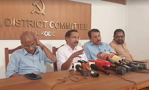 പി മോഹനന്‍ കോഴിക്കോട് വാര്‍ത്താസമ്മേളനം നടത്തുന്നു