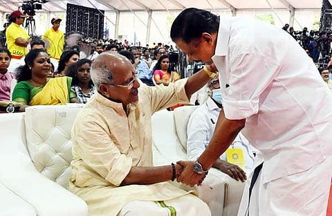 രാജ​ഗോപാലിനെ എംവി ​ഗോവിന്ദൻ സ്വീകരിക്കുന്നു/ എക്സ്പ്രസ് ചിത്രം