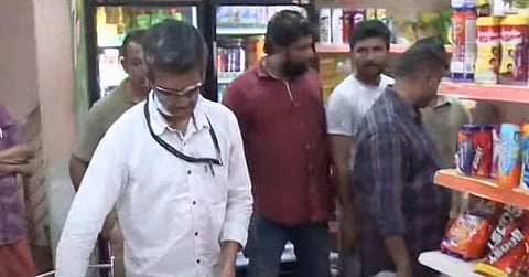 ബേക്കറിയില്‍ ആരോഗ്യവകുപ്പ് ഉദ്യോഗസ്ഥര്‍ പരിശോധന നടത്തുന്നു/ ടെലിവിഷന്‍ ചിത്രം