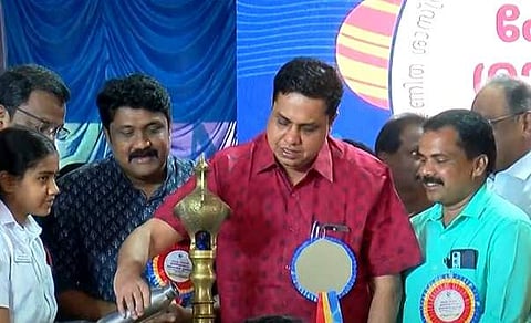 നിലവിളക്കിലെ ചെരാതില്‍ വെള്ളമൊഴിച്ച് എല്‍ഇഡി ബള്‍ബ് കത്തിക്കുന്നു