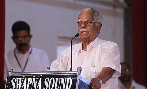 ടി പത്മനാഭന്‍ ടി പത്മനാഭന്‍ പ്രിയദര്‍ശിനി പുരസ്‌കാരം സ്വീകരിച്ച് സംസാരിക്കുന്നു