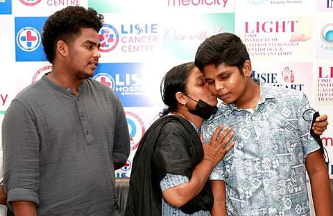 ഹരിനാരായണന്‍ അമ്മയ്ക്കും സഹോദരനുമൊപ്പം/ടിപി സൂരജ്‌