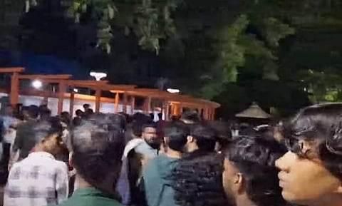 മാനവീയം വീഥിയില്‍ ഇരുവിഭാഗങ്ങള്‍ തമ്മില്‍ ഏറ്റുമുട്ടിയപ്പോള്‍/ ടെലിവിഷന്‍ ചിത്രം