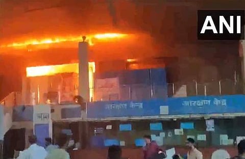 ലോക്മാന്യ തിലക് ടെര്‍മിനസ് റെയില്‍വെ സ്‌റ്റേഷനില്‍ തീപിടിത്തം/  വിഡിയോ സ്ക്രീൻഷോട്ട്