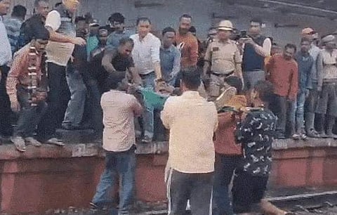 അപകടത്തില്‍ പരിക്കേറ്റവരെ ആശുപത്രിയിലേക്ക് കൊണ്ടുപോകുന്നു/ എക്‌സ്‌