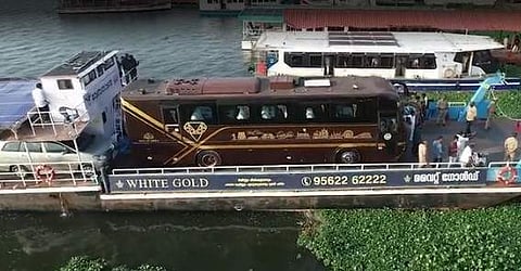 നവകേരള ബസ് വൈക്കം ബോട്ട് ജെട്ടിയില്‍ നിന്ന് ജങ്കാറില്‍ പോകുന്നു/ വീഡിയോ ദൃശ്യം