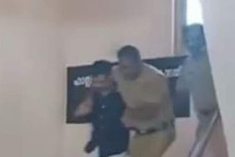 പ്രതിയെയും കൊണ്ട് പൊലീസ് ഓടുന്നതിന്റെ ടെലിവിഷന്‍ ദൃശ്യം