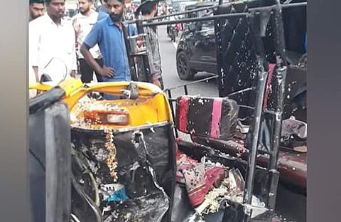 അപകടത്തില്‍ തകര്‍ന്ന ഓട്ടോറിക്ഷ/ ഫോട്ടോ: ടെലിവിഷന്‍ സ്‌ക്രീന്‍ഷോട്ട്