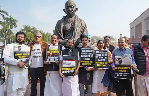 പാര്‍ലമെന്റില്‍ പ്രതിപക്ഷ അംഗങ്ങളുടെ പ്രതിഷേധം/ പിടിഐ