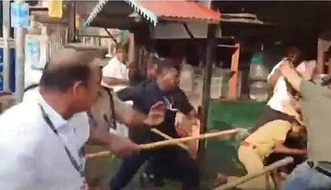 ആലപ്പുഴയില്‍ മുഖ്യമന്ത്രിയുടെ ഗണ്‍മാന്‍ യൂത്ത് കോണ്‍ഗ്രസ് പ്രവര്‍ത്തകരെ മർദ്ദിക്കുന്നു