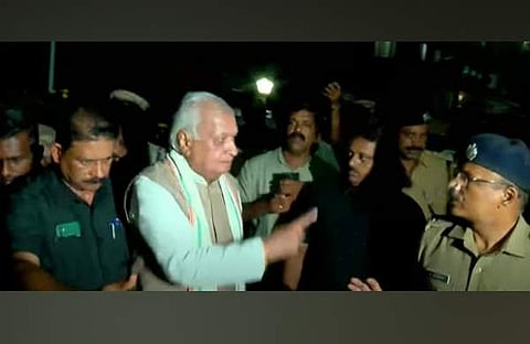 പൊലീസിനോട് കയര്‍ക്കുന്ന ഗവര്‍ണര്‍ ആരിഫ് മുഹമ്മദ് ഖാന്‍/ ഫോട്ടോ: ടെലിവിഷന്‍ സ്‌ക്രീന്‍ ഷോട്ട്