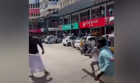 ചിന്നക്കടയില്‍ ഡിവൈഎഫ്‌ഐ- യൂത്ത് കോണ്‍ഗ്രസ് പ്രവര്‍ത്തകര്‍ തമ്മില്‍ ഏറ്റുമുട്ടുന്നു