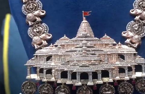 രമക്ഷേത്ര മാതൃകയില്‍ നിര്‍മ്മിച്ച നെക്ലേസ്‌/ എഎന്‍ഐ