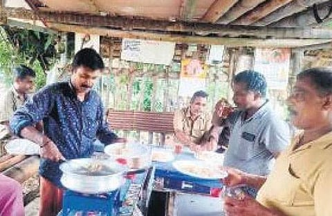 പറമ്പില്‍ ബസാറിലെ ഡ്രൈവര്‍മാര്‍ പാചകത്തില്‍/എക്‌സ്പ്രസ്സ്