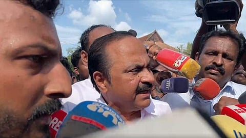 വിഡി സതീശന്‍ മാധ്യമങ്ങളോട്  സംസാരിക്കുന്നു