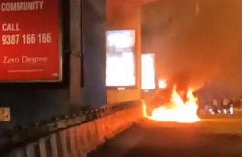 കൊച്ചിയിൽ ഓടിക്കൊണ്ടിരുന്ന കാറിന് തീപിടിച്ചു/ ടെലിവിഷൻ സ്ക്രീൻഷോട്ട്