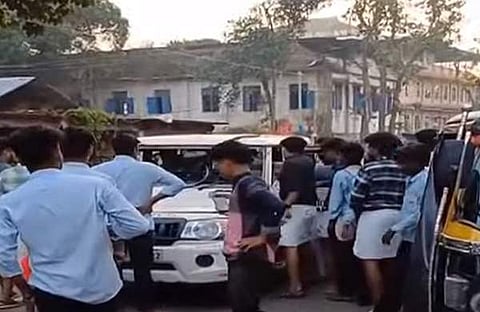 അടിച്ചു തകര്‍ത്ത പൊലീസ് ജീപ്പ്/ഫോട്ടോ: ടെലിവിഷന്‍ സ്‌ക്രീന്‍ ഷോട്ട്