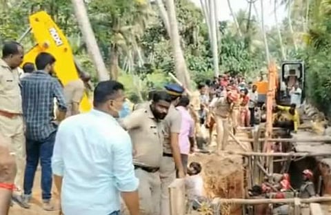 മണ്ണിടിഞ്ഞ സ്ഥലത്ത് ഫയര്‍ഫോഴ്‌സ് രക്ഷാപ്രവര്‍ത്തനം നടത്തുന്നു/ ഫോട്ടോ: ടെലിവിഷന്‍ സ്‌ക്രീന്‍ ഷോട്ട്