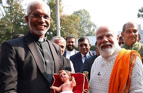 ക്രിസ്മസ് വിരുന്നിനിടെ പ്രധാനമന്ത്രി നരേന്ദ്ര മോദി/ ഫോട്ടോ: എക്‌സ്