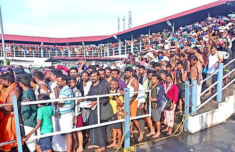 സന്നിധാനത്തെ ഭക്തജനത്തിരക്ക്/ഫയൽ
