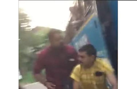 കാർ യാത്രക്കാരനെ മർദ്ദിക്കുന്ന ദൃശ്യം, സ്ക്രീൻ‌ഷോട്ട്
