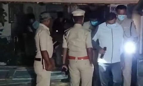 വീട്ടില്‍ പരിശോധന നടത്തുന്ന പൊലീസ്