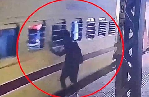 ട്രെയിനിന്റെ ജനാലയിലൂടെ കൈയിട്ട് മാല പൊട്ടിക്കുന്നു/ സിസിടിവി ദൃശ്യങ്ങൾ