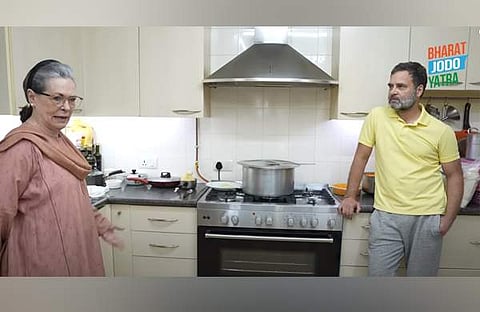 ഓറഞ്ച് മാര്‍മാലേഡ് ജാം ഉണ്ടാക്കുന്നതിനിടെ രാഹുല്‍ ഗാന്ധിയും സോണിയാ ഗാന്ധിയും/ ഫോട്ടോ: വീഡിയോ സ്‌ക്രീന്‍ ഷോട്ട്