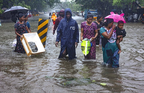 മഴ ദുരിതം വിതച്ചപ്പോള്‍ സുരക്ഷിത സ്ഥലം തേടി യാത്ര/ പിടിഐ