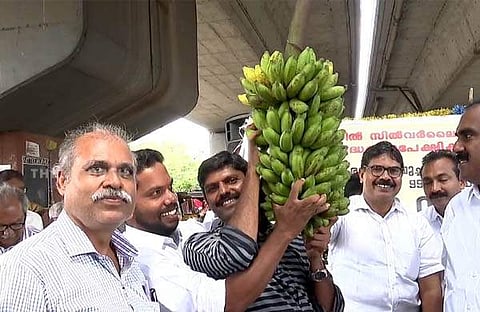 ടി എസ് നൗഷാദ് ലേലത്തില്‍ വാഴക്കുല സ്വന്തമാക്കി/ ഫോട്ടോ: വീഡിയോ സ്‌ക്രീന്‍ഷോട്ട്‌