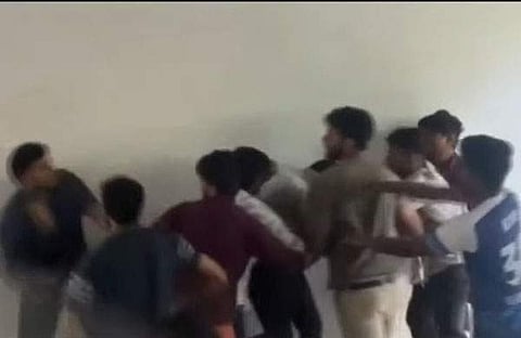 കെഎസ്‌യു പ്രവര്‍ത്തകനെ എസ്‌എഫ്ഐ പ്രവർത്തകർ മർദ്ദിക്കുന്നു/ ടെലിവിഷൻ സ്ക്രീൻഷോട്ട്