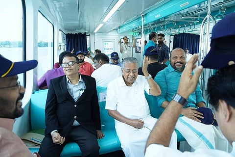 വാട്ടര്‍മെട്രോയില്‍ മുഖ്യമന്ത്രിയും മന്ത്രിമാരും യാത്ര ചെയ്യുന്നു