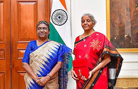 ബജറ്റ് അവതരണത്തിനു മുന്നോടിയായി ധനമന്ത്രി നിര്‍മല സീതാരാമന്‍ രാഷ്ട്രപതി ദ്രൗപദി മുര്‍മുവിനെ സന്ദര്‍ശിച്ചപ്പോള്‍/പിടിഐ