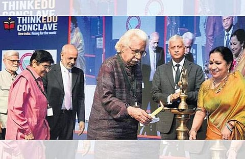 തിങ്ക് എഡ്യൂ കോണ്‍ക്ലേവിന്റെ ഉദ്ഘാടന ചടങ്ങില്‍ അടൂര്‍ ഗോപാലകൃഷ്്ണന്‍ ദീപം തെളിക്കുന്നു, ന്യൂ ഇന്ത്യന്‍ എക്‌സ്പ്രസ് ചെയര്‍മാന്‍ മനോജ് കുമാര്‍ സൊന്താലിയ, സിഇഒ ലക്ഷ്മി മേനോന്‍, മുന്‍ ചീഫ് ജസ്റ്റിസ് യുയു ലളിത് സമീപം/എക്‌സ്പ്രസ്‌