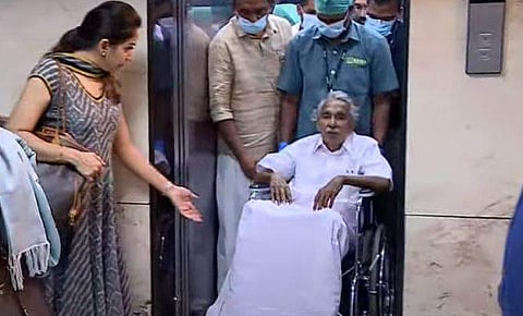 ഉമ്മന്‍ചാണ്ടിയെ ആശുപത്രിയില്‍ നിന്ന് വിമാനത്തിലേക്ക് കൊണ്ടുപോകുന്നു