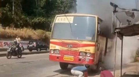 കെഎസ്ആര്‍ടിസി ബസിന് തീപിടിച്ചപ്പോള്‍/ ടെലിവിഷന്‍ ദൃശ്യം