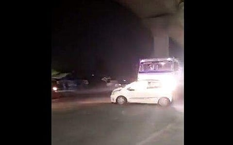കാറിനെ കൂറ്റന്‍ ട്രക്ക് വലിച്ചിഴയ്ക്കുന്ന ദൃശ്യം