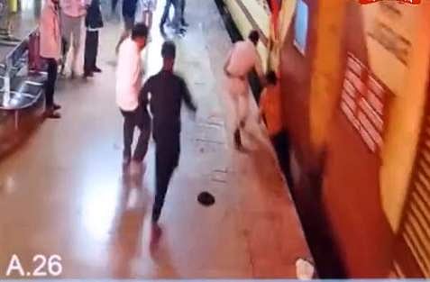 ട്രെയിനില്‍ തൂങ്ങിക്കിടക്കുന്ന യാത്രക്കാരനെ രക്ഷിക്കുന്ന ദൃശ്യം