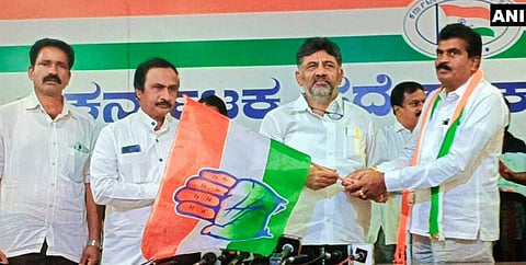 തിമ്മയ്യയെ ശിവകുമാര്‍ സ്വീകരിക്കുന്നു/ എഎന്‍ഐ