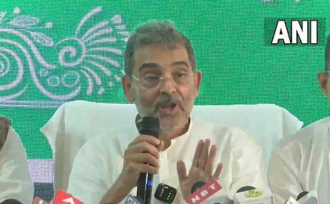 ഉപേന്ദ്ര കുശ്വാഹ വാര്‍ത്താ സമ്മേളനം നടത്തുന്നു