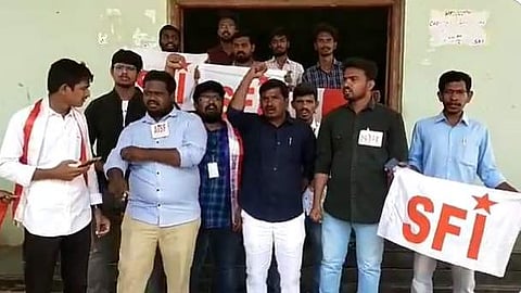 എസ്എഫ്‌ഐ പ്രവര്‍ത്തകരുടെ പ്രതിഷേധം