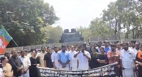 ബിജെപി ജില്ലാ സെക്രട്ടറി റിനീഷ് കമ്മീഷണര്‍ ഓഫീസ് മാര്‍ച്ചില്‍ സംസാരിക്കുന്നു